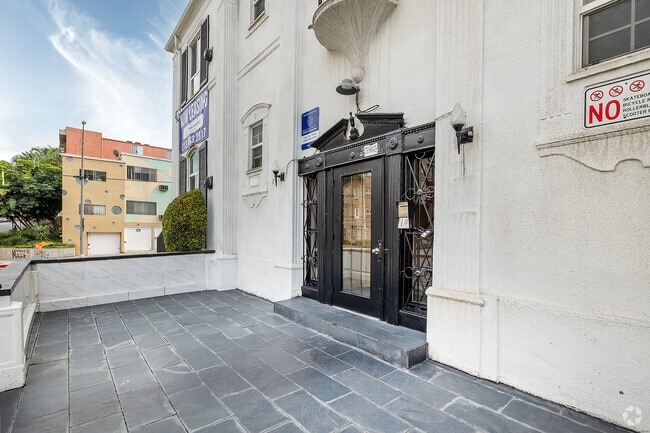 Entrance - 3900 Ingraham Apartment