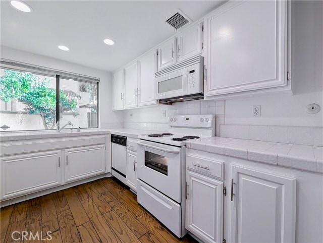 Photo - 21500 Califa St