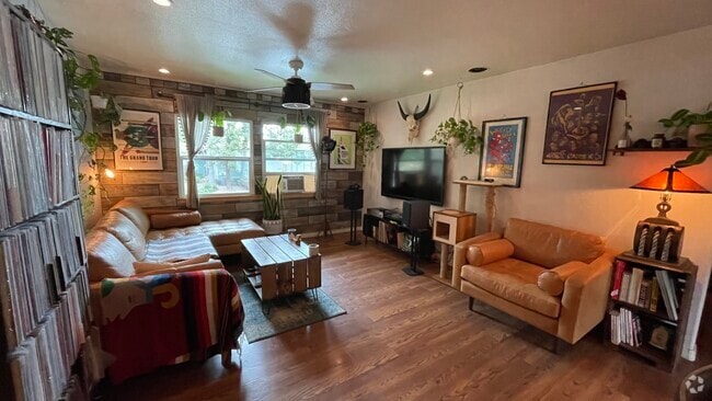 Building Photo - 5823 Bowcroft St Unit 4 Rental