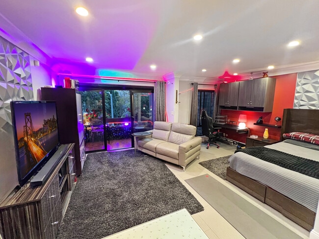 Photo - 950 N Kings Rd Unit Updated Gorgeous Condo