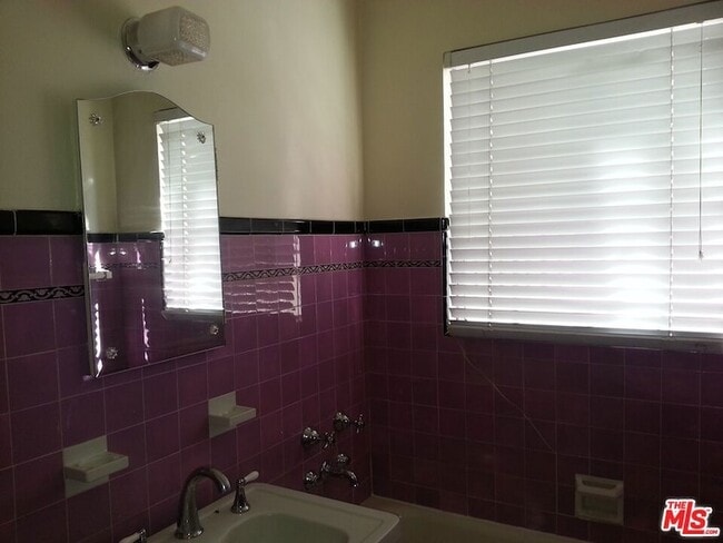 Photo - 570 N Rossmore Ave