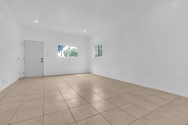 Photo - 915 E 91st St Unit 915