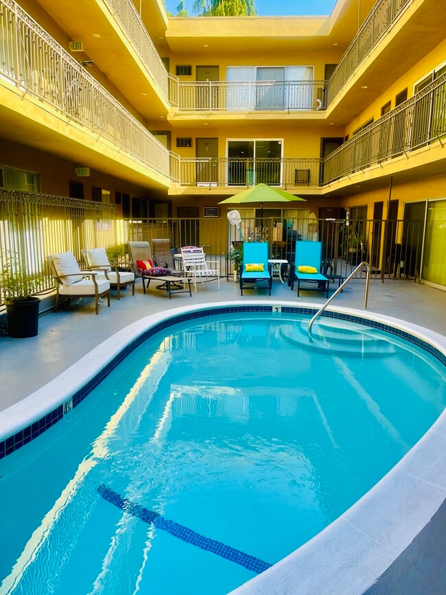 909 Palm Ave - 909 Palm Ave Apartments