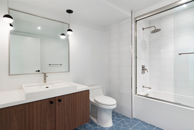 Secondary Bathroom - Cedros Gardens