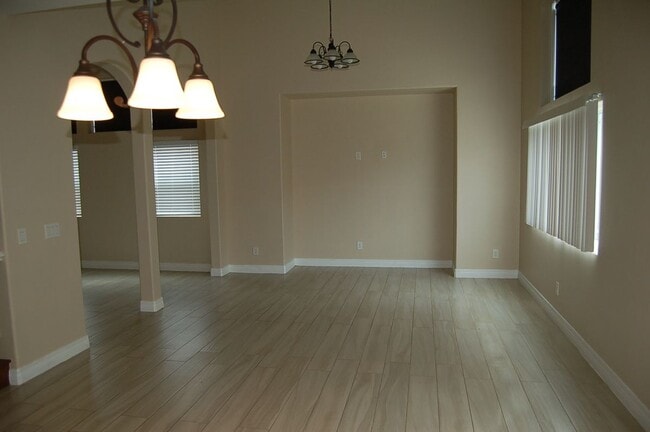 Photo - 17565 Owen St