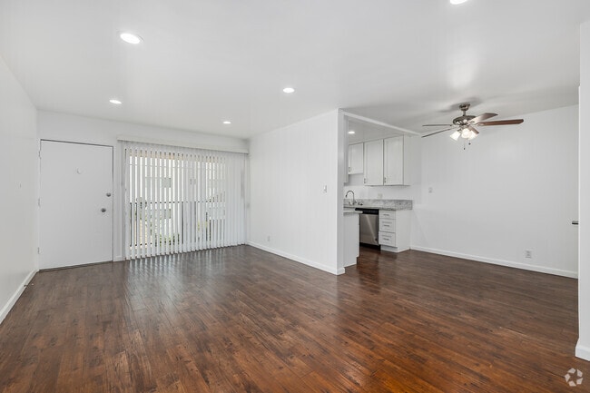 1BR, 1BA - 750SF - Living Room - 7550 Fountain Ave