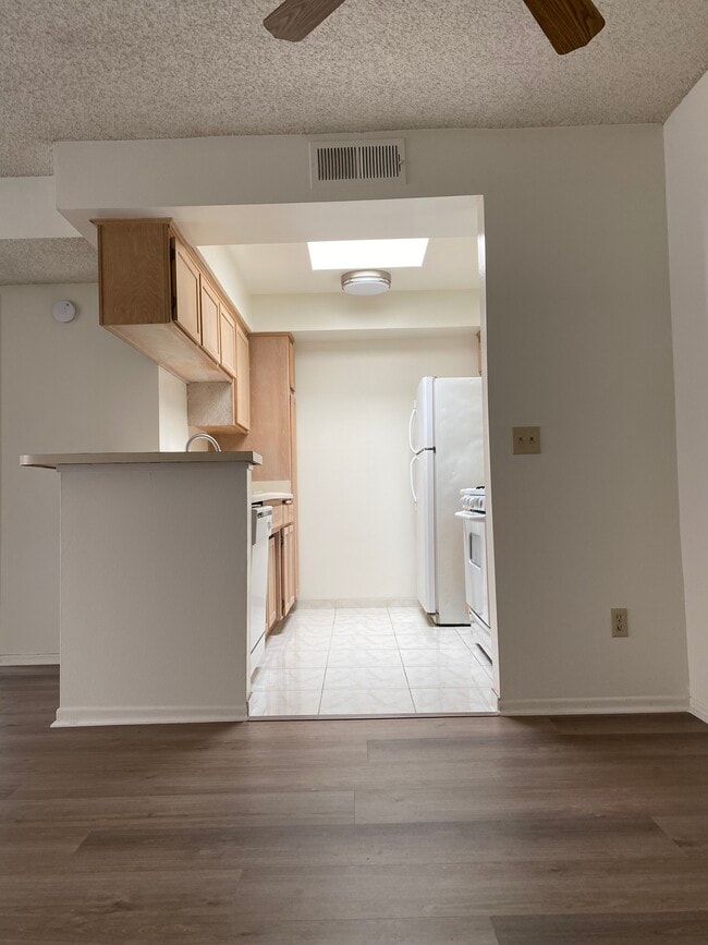 2BR, 2BA - 960SF - Kitchen - A & J Investments