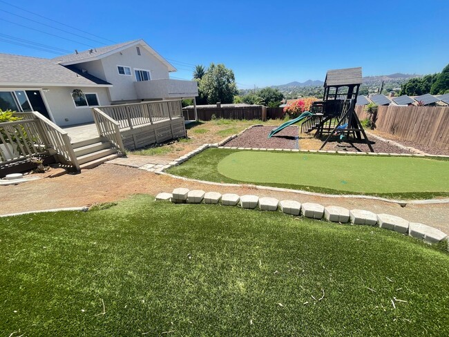 Live Large in this Outstanding 4 bed / 3 bath - Live Large in this Outstanding 4 bed / 3 bath House