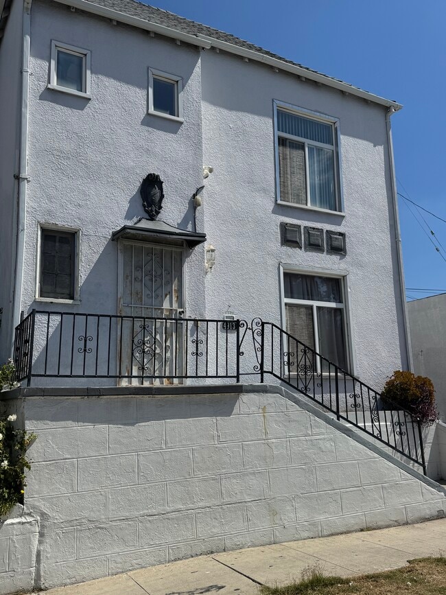 Building Photo - 4915 San Vicente Blvd Unit upper one bd duplex