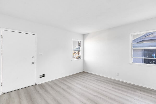 Building Photo - 725 Spence St Unit 725