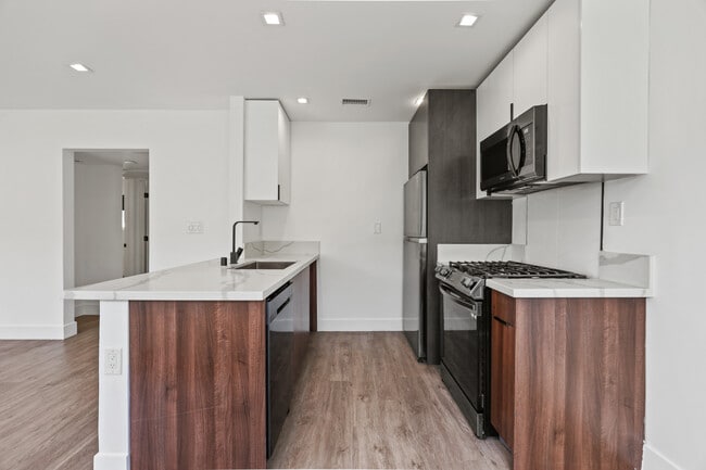 Photo - 701 N. Hill Pl.