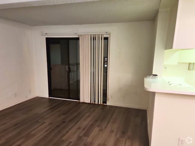 Building Photo - Live in the Heart of Beverly Hills: Charmi... Unit 205 Rental
