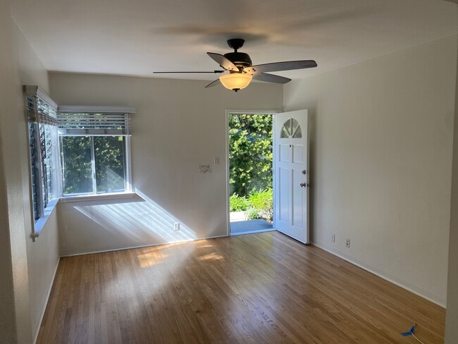 Building Photo - 2550 Greenfield Ave Unit 0