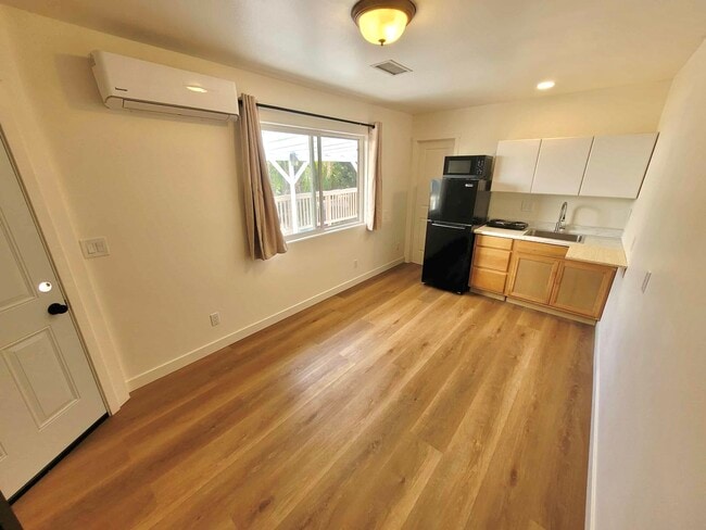 Building Photo - 1550 Encino Dr