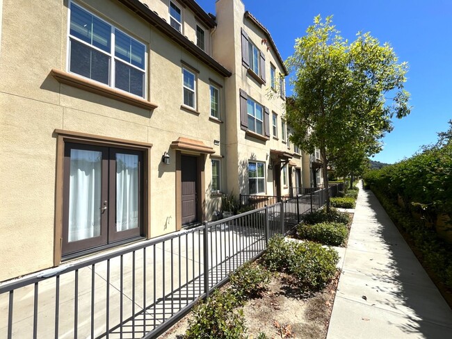 Building Photo - 2 bed, 2.5 bath located in Corona, CA!