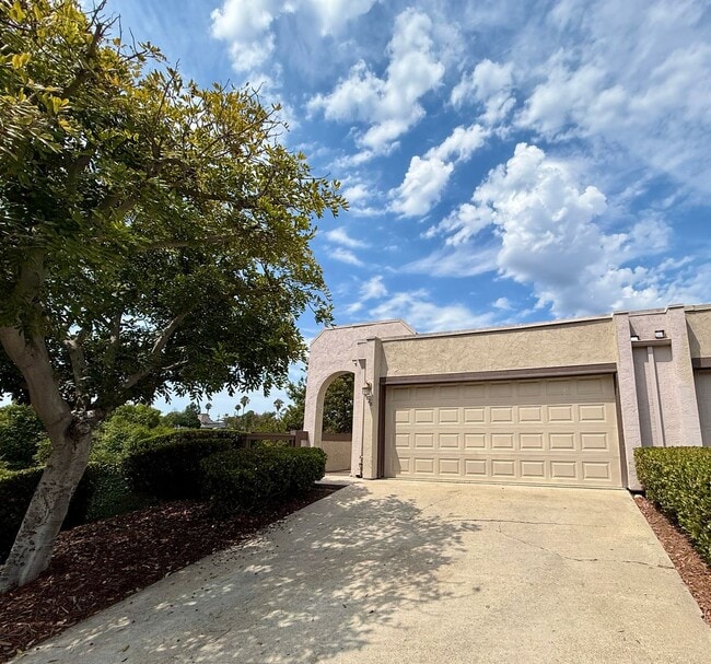 Building Photo - Spacious Townhouse For Rent at Montezuma T...