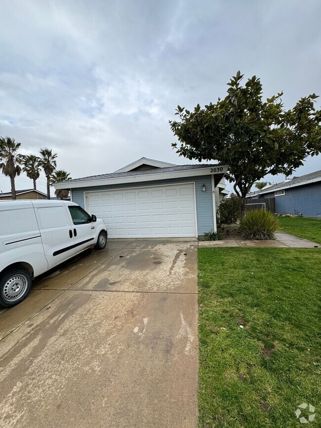 Building Photo - 3 Bedroom 2 Bathroom Home in Santa Maria