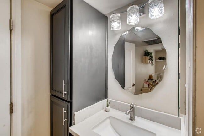 Building Photo - Remodeled Condo in the Heart of North Park