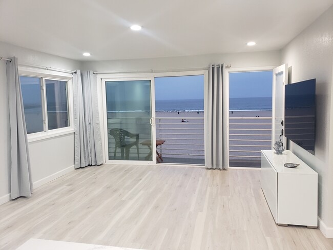 open door and open sliding door - 72 The Strand Unit OCEANFRONT