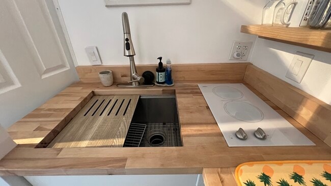 kitchenette w/ 2 burners - 880 Commonwealth Ave