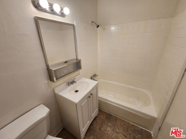 Photo - 534 W 47th St