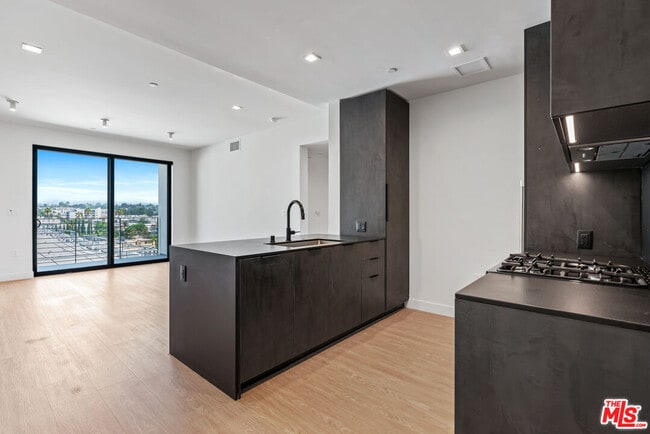 Building Photo - 3688 Overland Ave Unit PH21