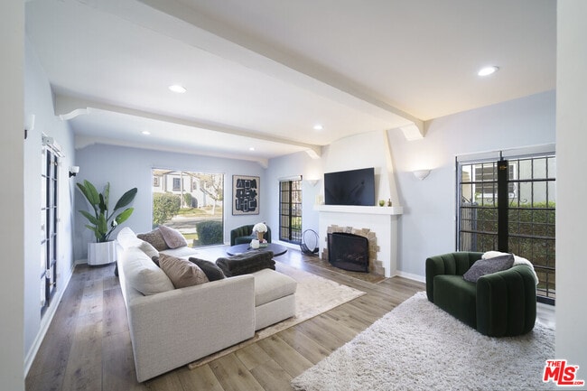 Photo - 1032 Masselin Ave