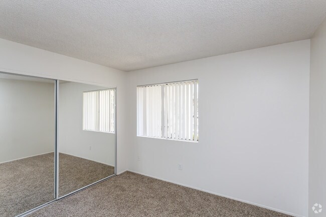 1 BR, 1 BA - 655 SF - Summit Apartments