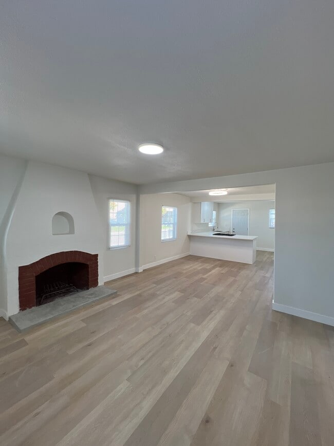 Photo - 1005 W 9th St