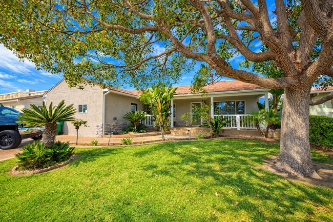 Building Photo - Large 8 Bedroom 4 Bath House Right Next to Campus!