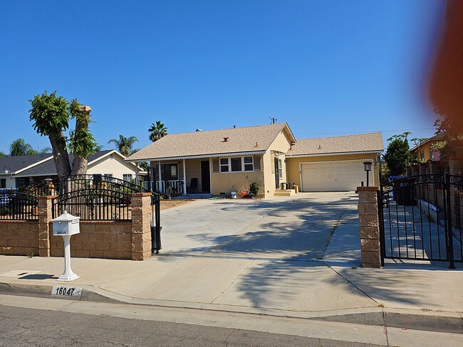 Photo - 16047 Meadowside St House