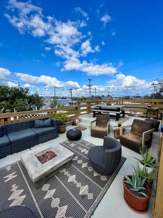 2 Bedroom / 2 Bath Roof Deck Ocean / Mountain Views - 33 S Venice Blvd Apartments
