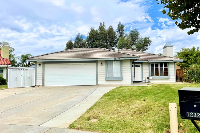 Building Photo - 4 Bed/2 Bath | Plus Office/Den | Single St...