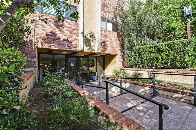 Photo - 1735 N Fuller Ave Condo Unit 221