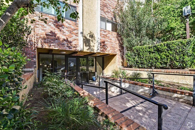 Building Photo - 1735 N Fuller Ave Unit 221 Rental
