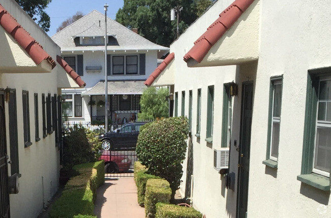 Building Photo - 2628-2632 Halldale Ave Rental