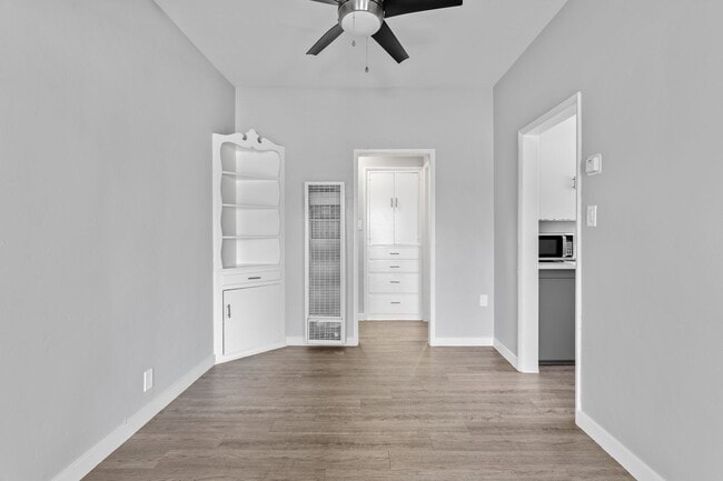 Photo - 2010 Pine Ave Unit 04