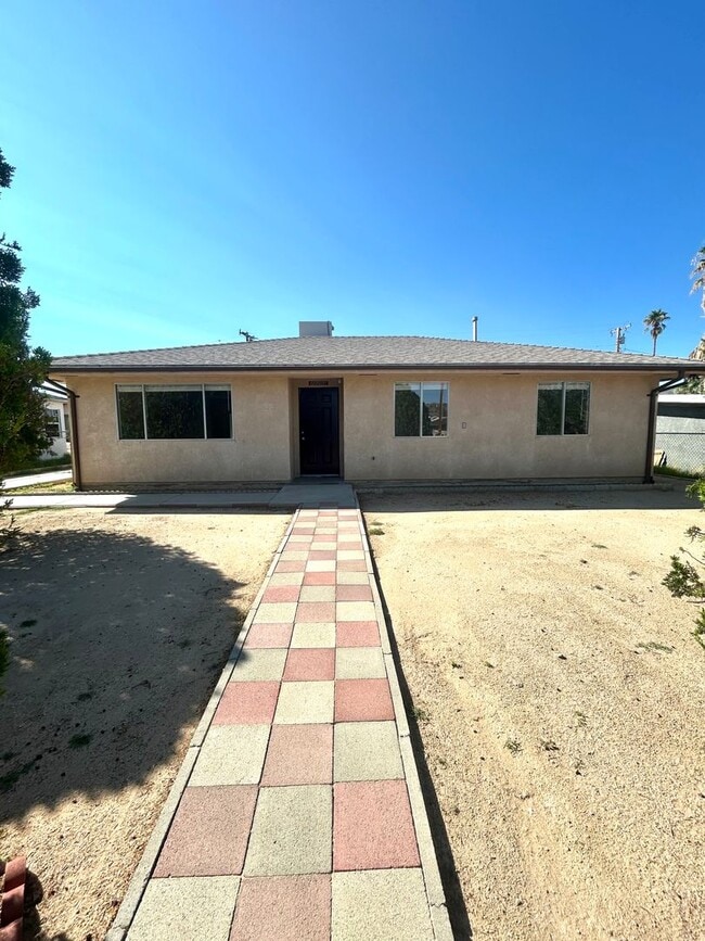 Building Photo - 3 Bedroom/ 2 Bathroom Rental