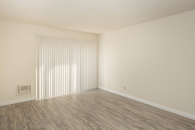 Photo - Emerald Victoria Apartments