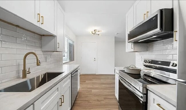 Building Photo - 3825 Van Dyke Ave Unit 3