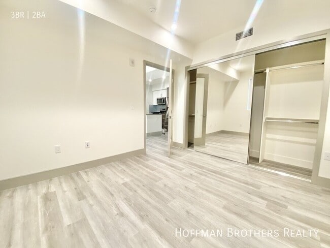 Photo - 4847 Oakwood Ave Unit 216