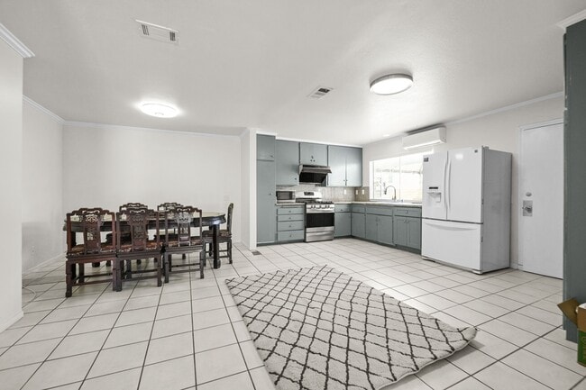 Photo - 8523 Jasper St