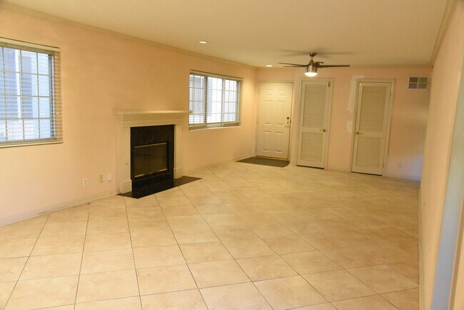 Living room - 1818 Greenfield Ave Unit Back 1st floor