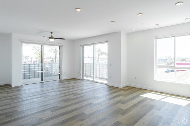 2BR, 2BA + Den- 1241SF - Living Room - Lux Costa Mesa