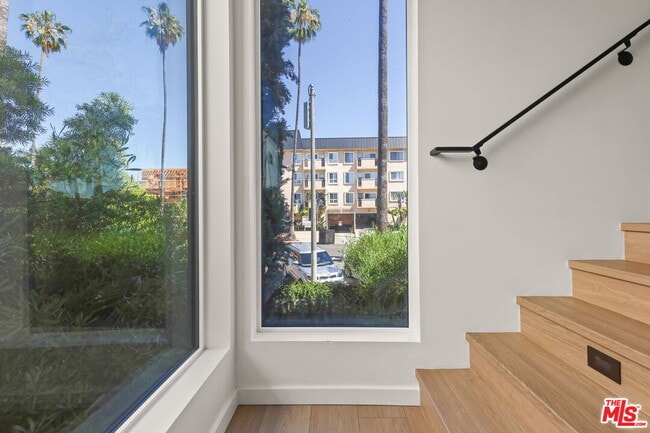 Building Photo - 921 N Mariposa Ave
