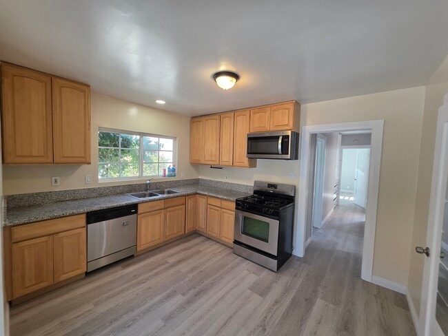Building Photo - 270 Newport Ave Unit B