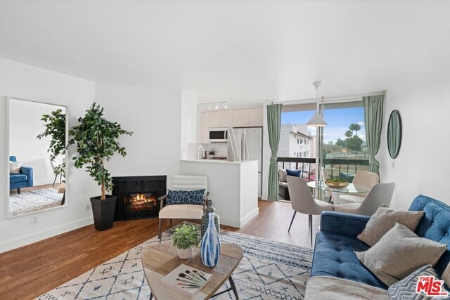 Building Photo - 7320 Hawthorn Ave Unit 219