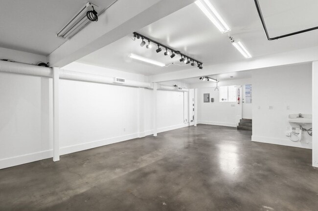 Photo - 1050 S Fairfax Ave
