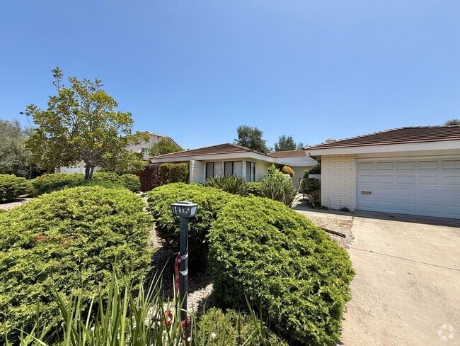 Building Photo - Spacious 4 bedroom 2 bath home located in ...