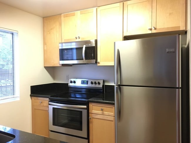Kitchen - 11112 Summertime Ln Unit 11112